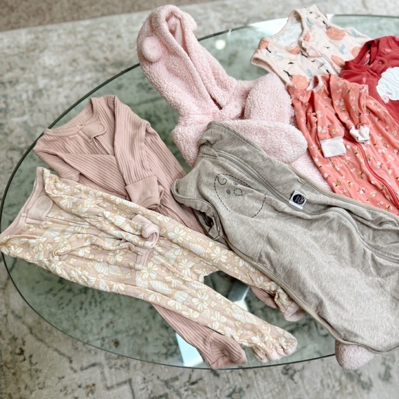 Beautiful Colorful Baby Girl 0-3 Months One Piece Footed Onesie Sleeper Bundle - Picture 4 of 5